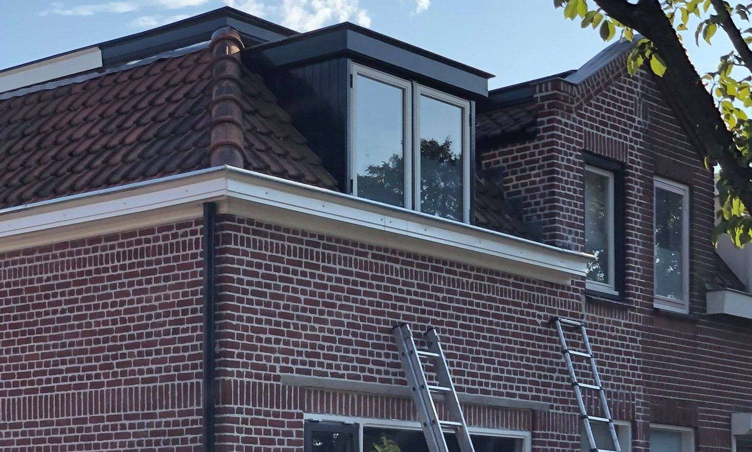 Met de ladden een dakgoot inspecteren in Drachten