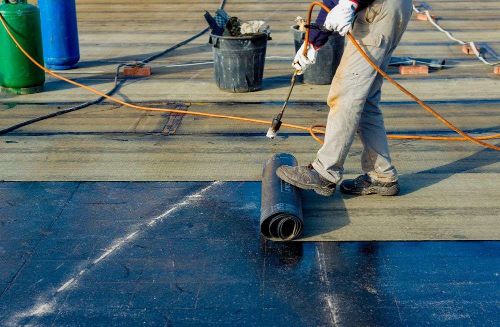 Nieuw dak met bitumen leggen in Drachten