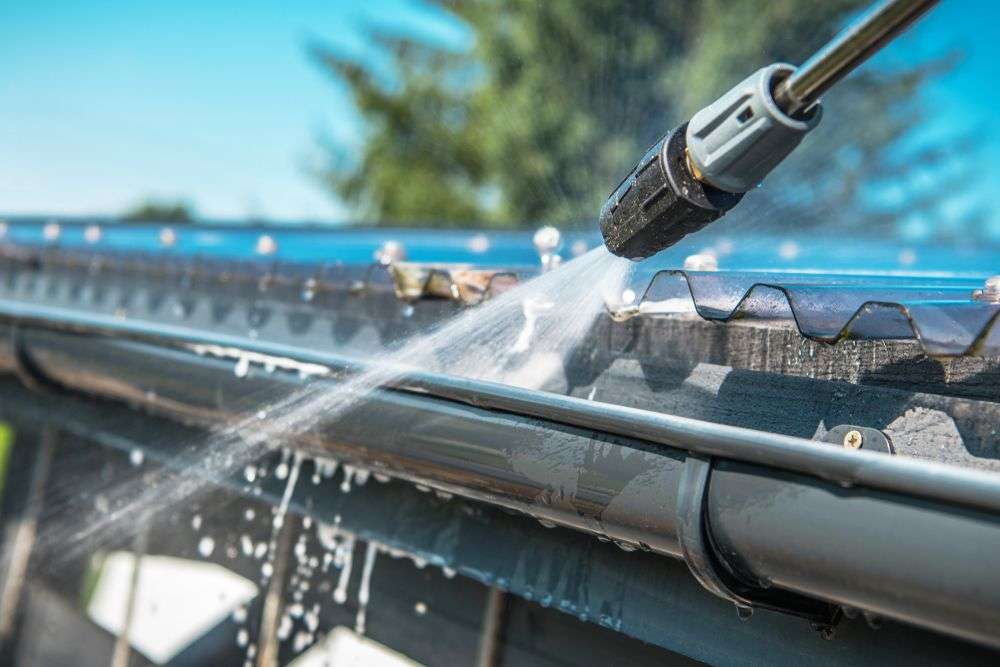 Reinigen van een dakgoot in Drachten